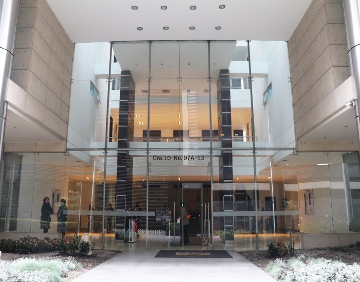Entrada principal del Bogotá Trade Center en Carrera 10 No. 97A-13, sede Nissi Inmobiliaria
